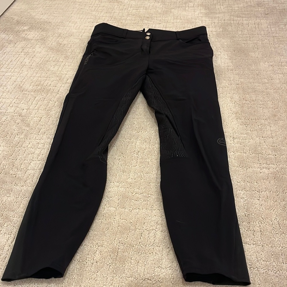 !GOOD CONDITION! Montar riding breeches worn a few times but in great shape.